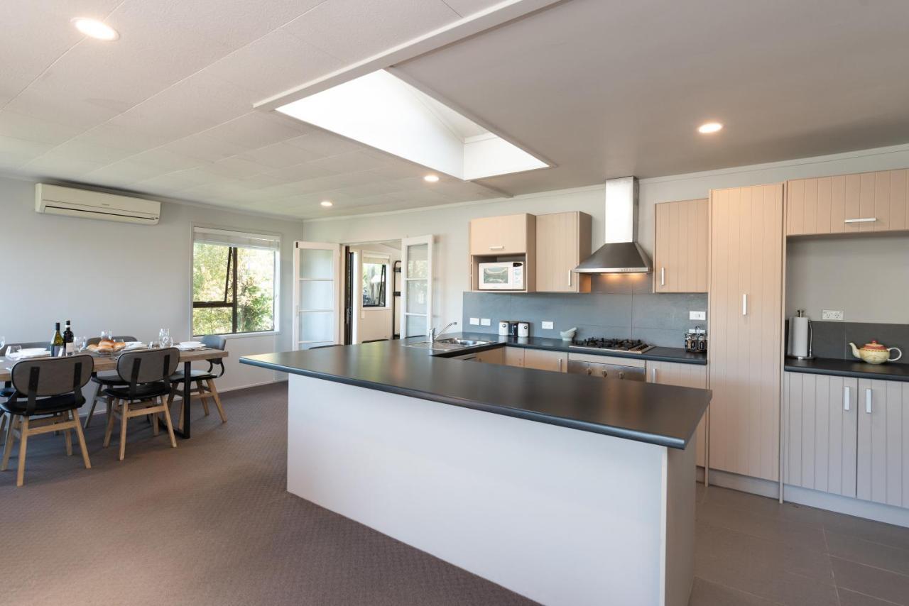 The Tide Watcher - Okiato Holiday Home Opua ภายนอก รูปภาพ