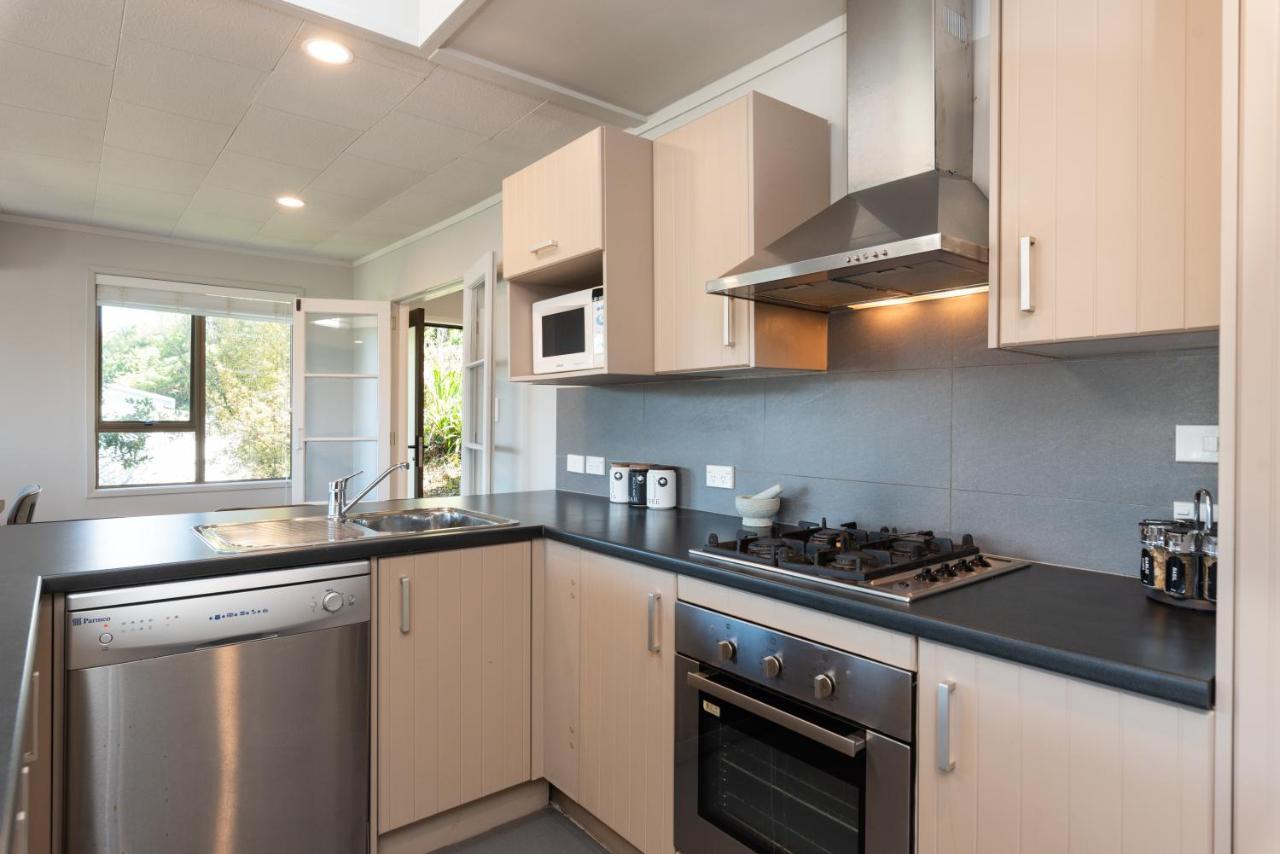 The Tide Watcher - Okiato Holiday Home Opua ภายนอก รูปภาพ