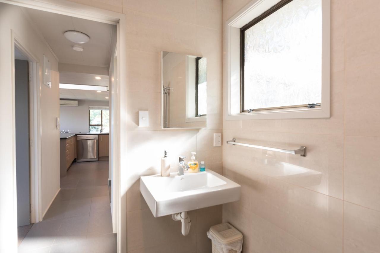 The Tide Watcher - Okiato Holiday Home Opua ภายนอก รูปภาพ